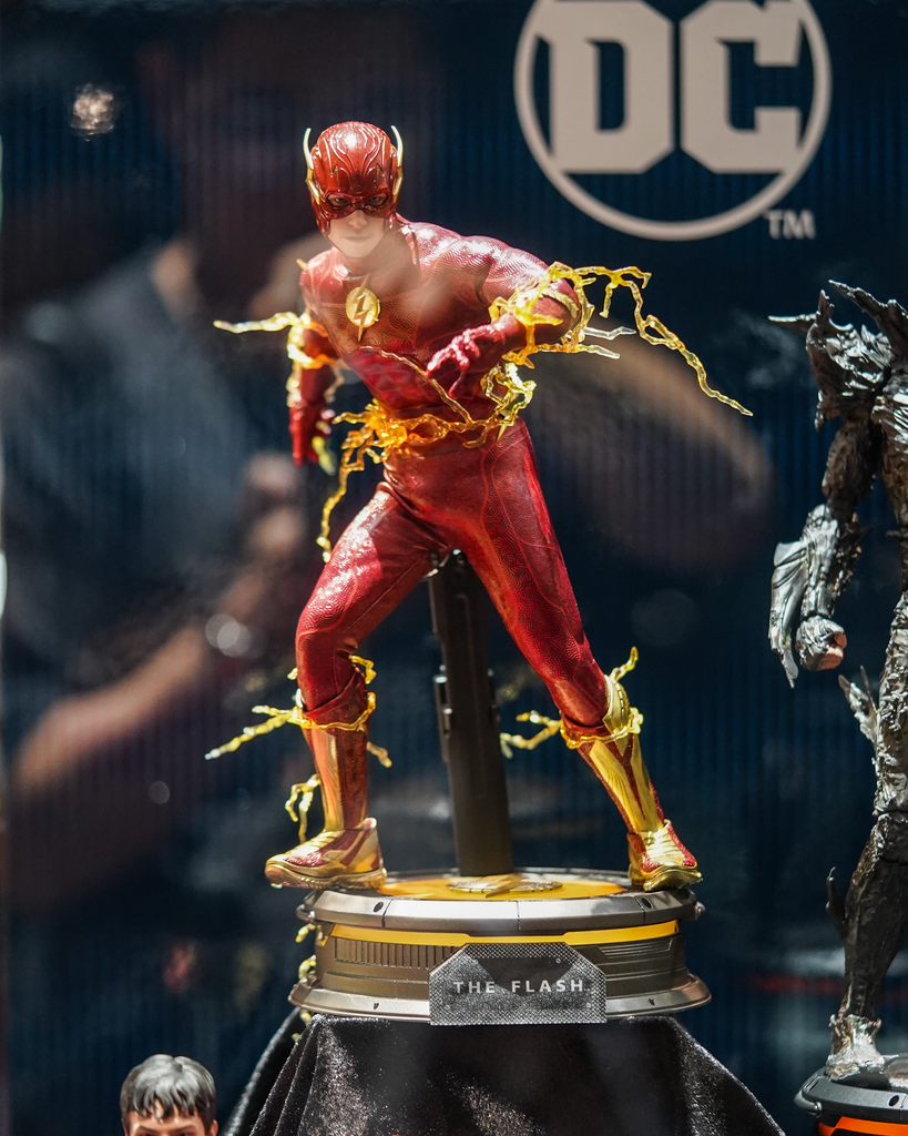 Preorder! Hot Toys MMS713B The Flash – The Flash 1/6 Scale Collectible Figure (Special Version) with The Life Size The Flash Signet Ring