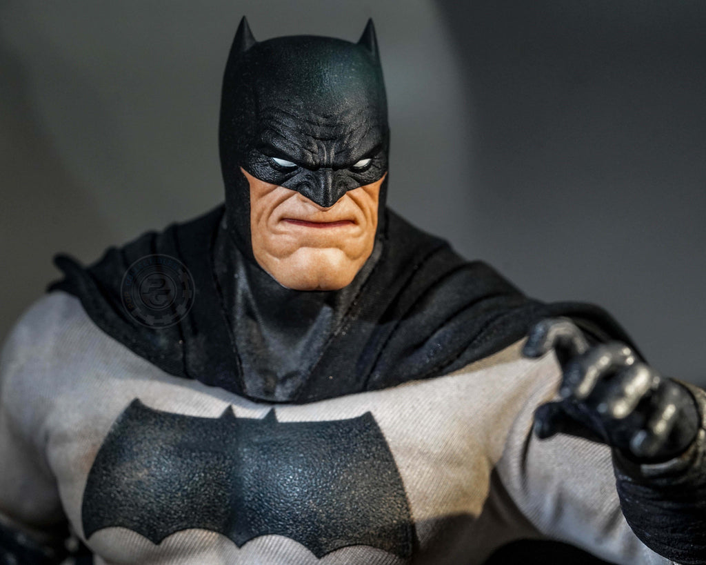 Preorder! Hot Toys CMS024 DC Comic Batman The Dark Knight Returns Batman 1/6 Scale Collectible Figure