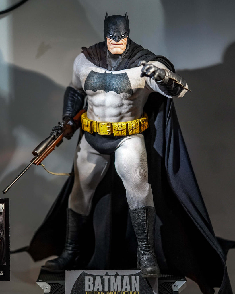 Preorder! Hot Toys CMS024 DC Comic Batman The Dark Knight Returns Batman 1/6 Scale Collectible Figure