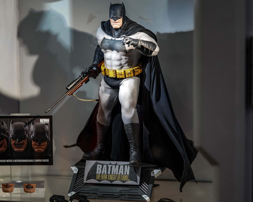 Preorder! Hot Toys CMS024 DC Comic Batman The Dark Knight Returns Batman 1/6 Scale Collectible Figure