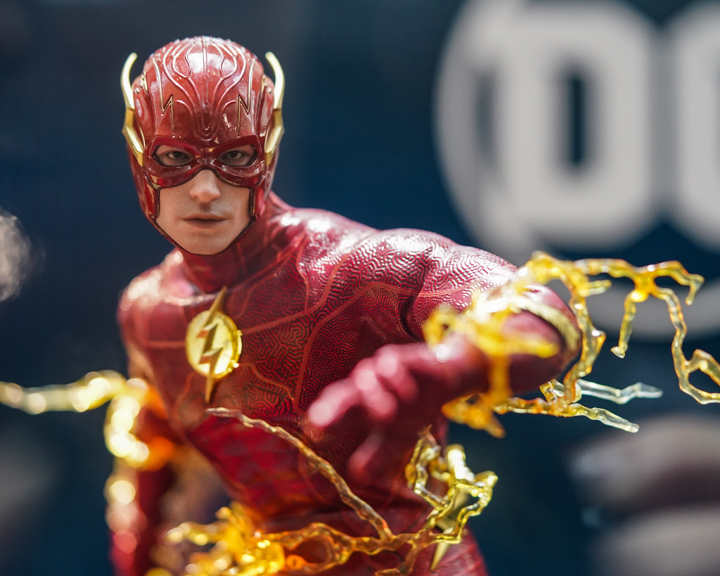 Preorder! Hot Toys MMS713B The Flash – The Flash 1/6 Scale Collectible Figure (Special Version) with The Life Size The Flash Signet Ring