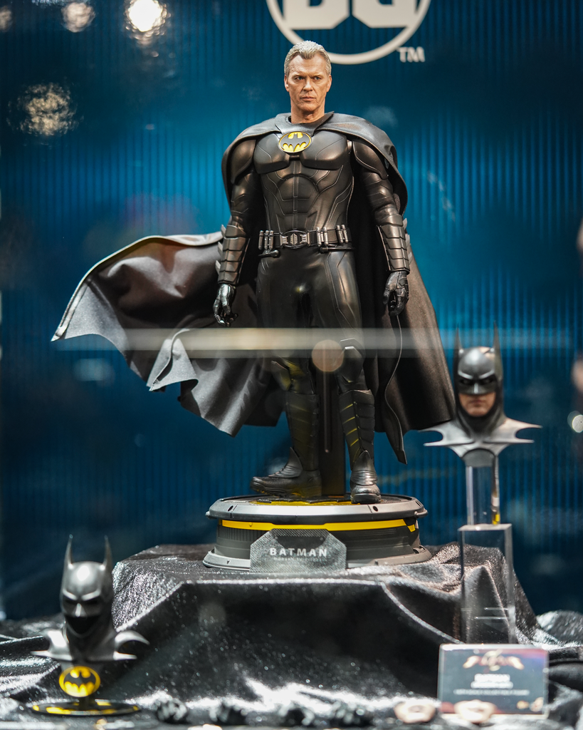 Preorder! Hot Toys MMS712 The Flash – Batman (Modern Suit) 1:6th Scale Collectible Figure