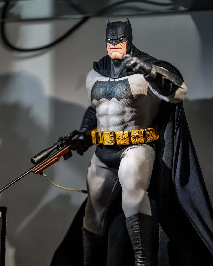 Preorder! Hot Toys CMS024 DC Comic Batman The Dark Knight Returns Batman 1/6 Scale Collectible Figure