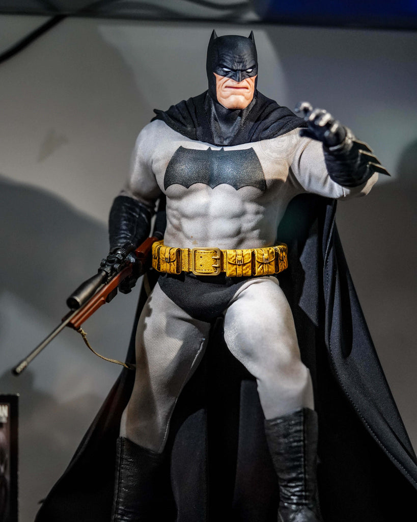 Preorder! Hot Toys CMS024 DC Comic Batman The Dark Knight Returns Batman 1/6 Scale Collectible Figure