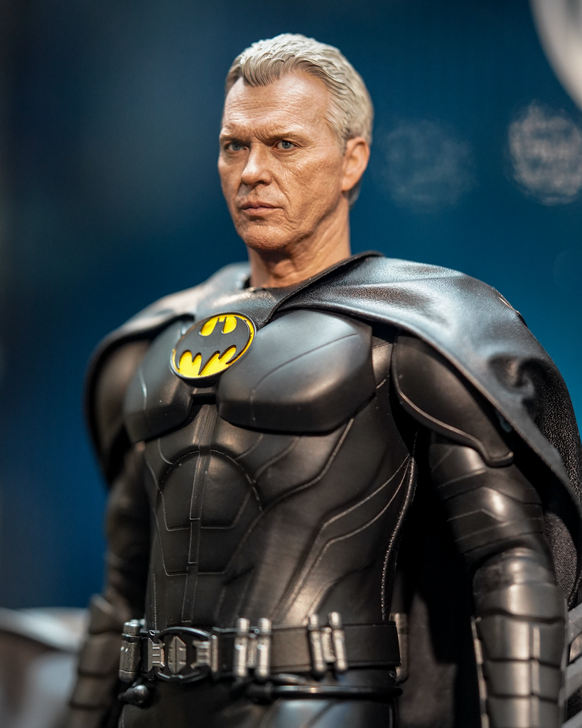 Preorder! Hot Toys MMS712 The Flash – Batman (Modern Suit) 1:6th Scale Collectible Figure