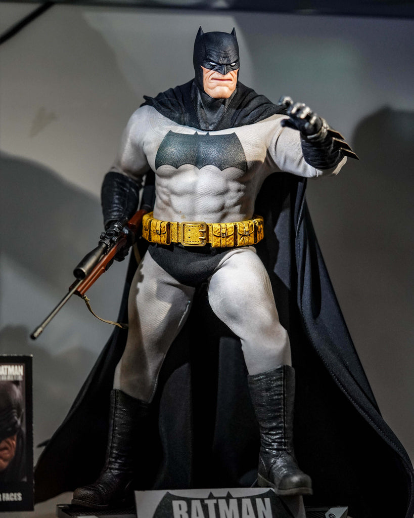 Preorder! Hot Toys CMS024 DC Comic Batman The Dark Knight Returns Batman 1/6 Scale Collectible Figure