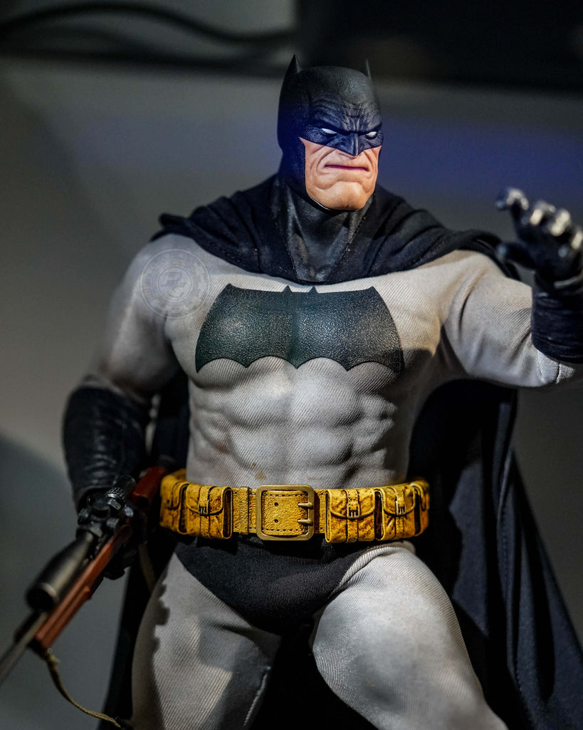 Preorder! Hot Toys CMS024 DC Comic Batman The Dark Knight Returns Batman 1/6 Scale Collectible Figure