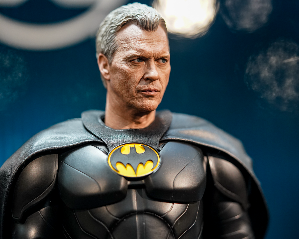 Preorder! Hot Toys MMS712 The Flash – Batman (Modern Suit) 1:6th Scale Collectible Figure