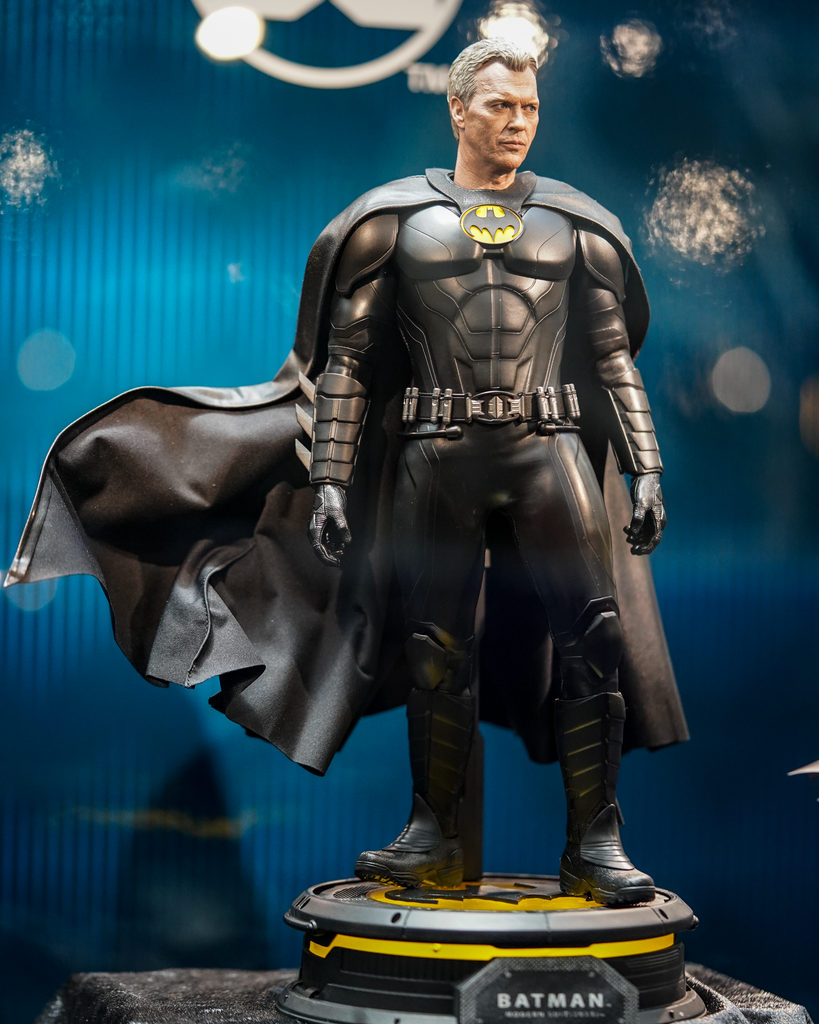 Preorder! Hot Toys MMS712 The Flash – Batman (Modern Suit) 1:6th Scale Collectible Figure