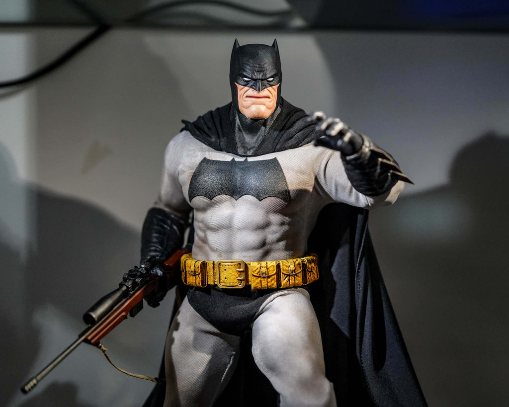 Preorder! Hot Toys CMS024 DC Comic Batman The Dark Knight Returns Batman 1/6 Scale Collectible Figure