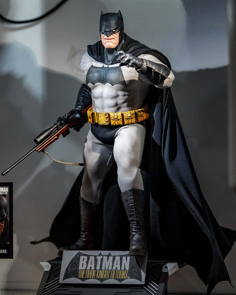 Preorder! Hot Toys CMS024 DC Comic Batman The Dark Knight Returns Batman 1/6 Scale Collectible Figure