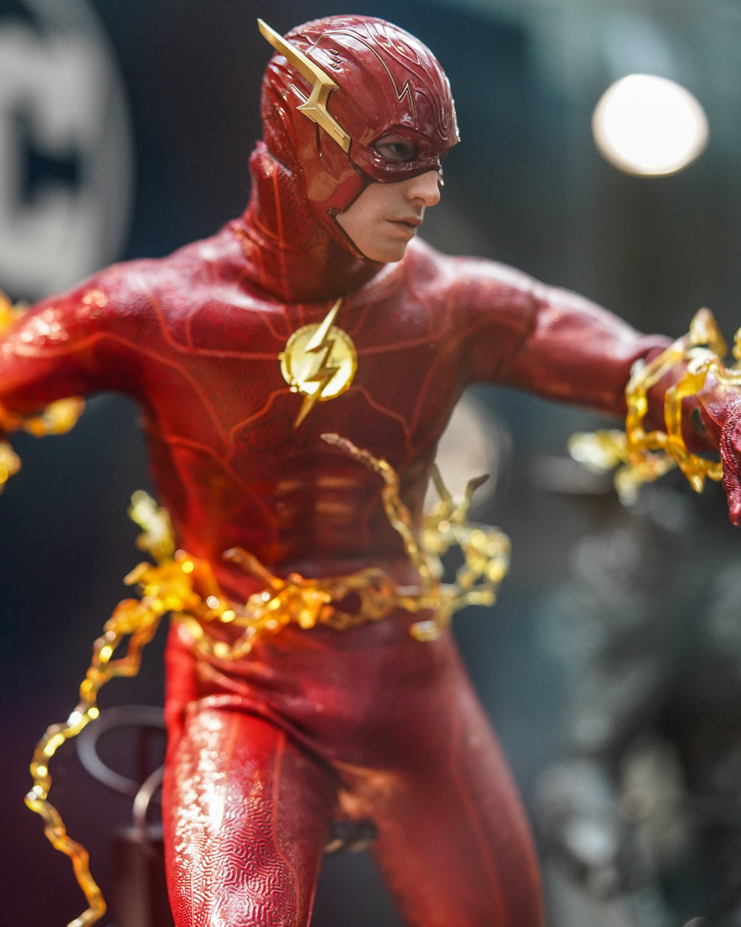 Preorder! Hot Toys MMS713B The Flash – The Flash 1/6 Scale Collectible Figure (Special Version) with The Life Size The Flash Signet Ring