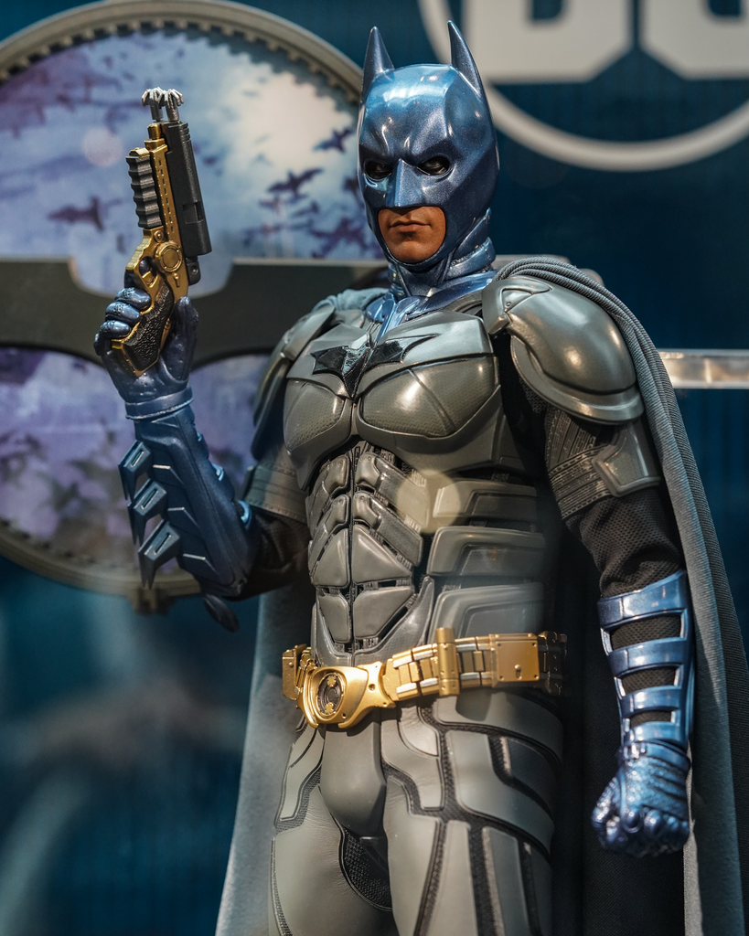 Hot Toys MMS697 WB 100 Batman 1/6th Scale Collectible Figure (Exclusive Edition)(Worldwide 500PCS)