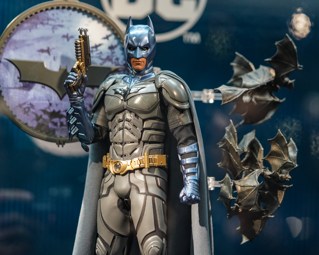 Hot Toys MMS697 WB 100 Batman 1/6th Scale Collectible Figure (Exclusive Edition)(Worldwide 500PCS)