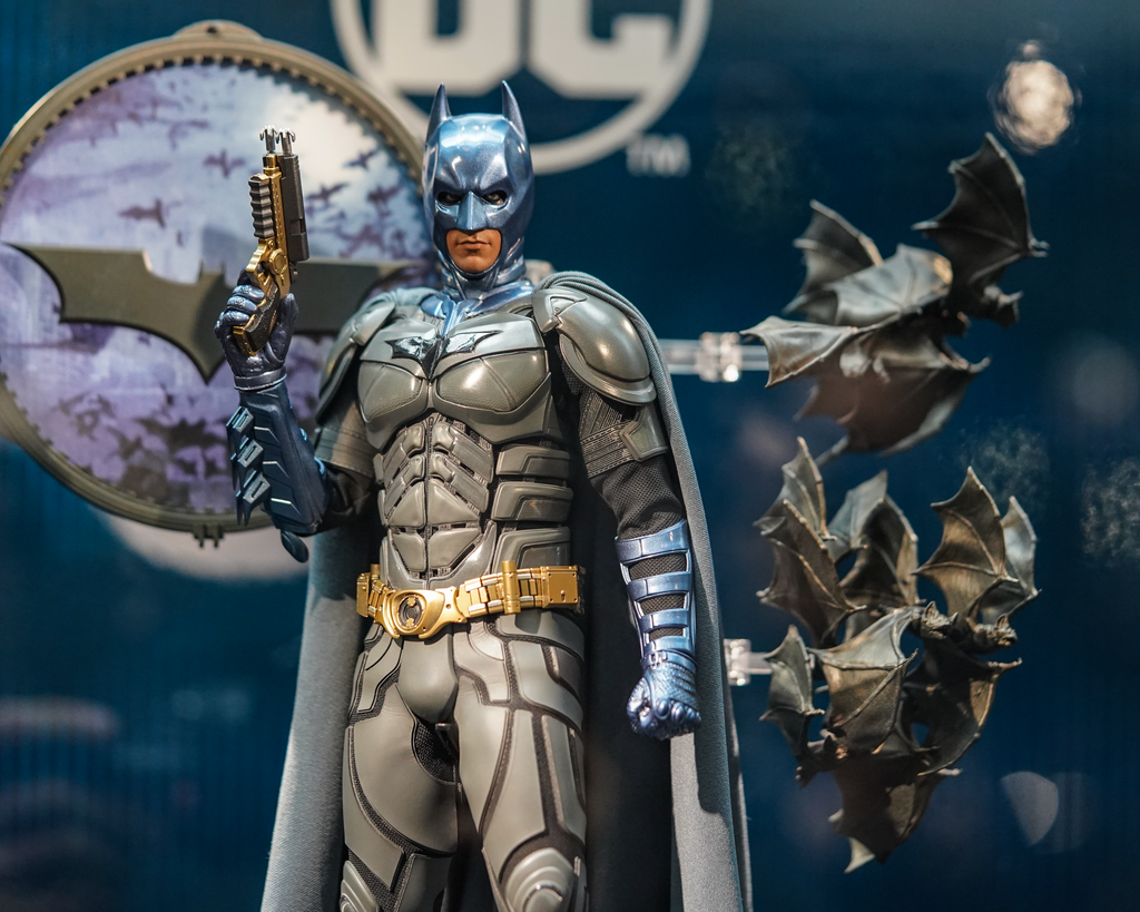 Hot Toys MMS697 WB 100 Batman 1/6th Scale Collectible Figure (Exclusive Edition)(Worldwide 500PCS)