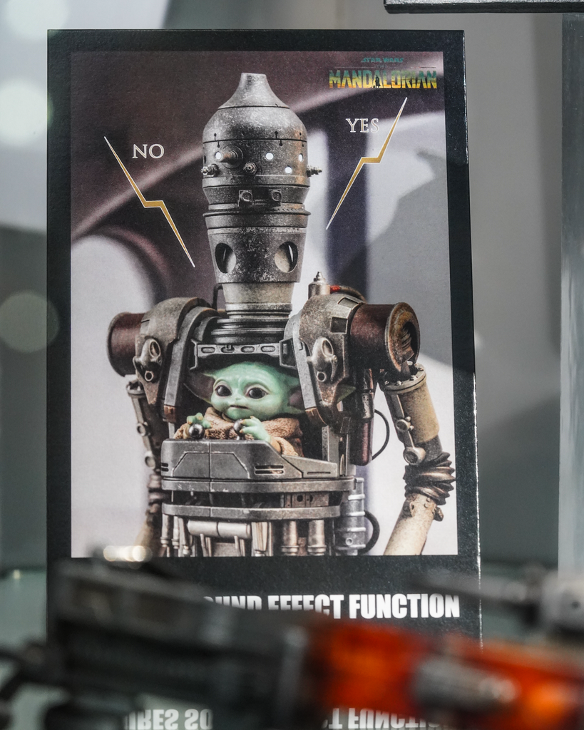 Hot Toys TMS105 Star Wars The Mandalorian – IG12 With Accessories Hot Toys TMS105 Star Wars The Mandalorian – IG12 With Accessories