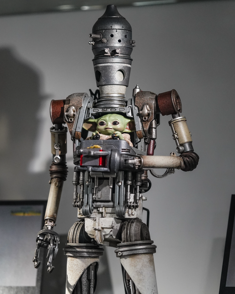 Hot Toys TMS105 Star Wars The Mandalorian – IG12 With Accessories Hot Toys TMS105 Star Wars The Mandalorian – IG12 With Accessories