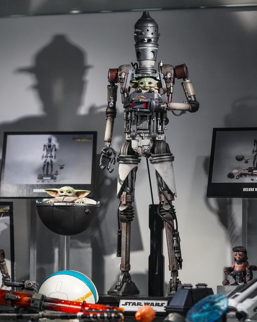 Hot Toys TMS105 Star Wars The Mandalorian – IG12 With Hot Toys TMS105 Star Wars The Mandalorian – IG12 With