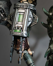 Load image into Gallery viewer, Preorder! Hot Toys CMS029B Predator 1/6th scale Broken Tusk Predator Collectible Figure (Special Edition)