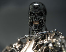 Load image into Gallery viewer, Preorder! Hot Toys MMS840D77 Terminator 2: Judgement Day Diecast Endoskeleton (Battle Damaged) 1/6 scale Collectible Figure