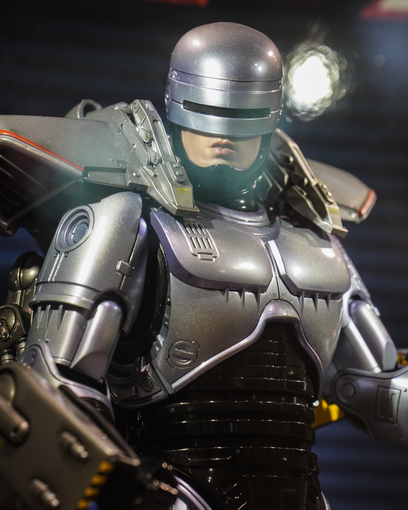 Hot Toys MMS669D49 RoboCop 1/6 Scale Collectible Figure