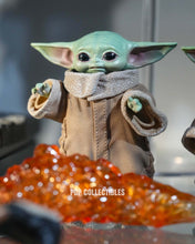 Load image into Gallery viewer, Preorder! Hot Toys MMS872 Star Wars: The Mandalorian &amp; Grogu 1/6th scale The Mandalorian and Grogu Collectible Set