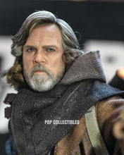 Load image into Gallery viewer, Preorder! Hot Toys MMS879AE Star Wars: The Last Jedi 1/6th scale Luke Skywalker Collectible Figure (Artisan Edition) [Hot Toys Exclusive]
