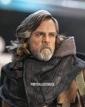 Load image into Gallery viewer, Preorder! Hot Toys MMS879AE Star Wars: The Last Jedi 1/6th scale Luke Skywalker Collectible Figure (Artisan Edition) [Hot Toys Exclusive]