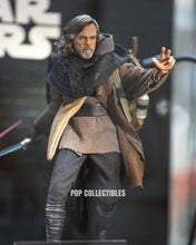 Load image into Gallery viewer, Preorder! Hot Toys MMS879AE Star Wars: The Last Jedi 1/6th scale Luke Skywalker Collectible Figure (Artisan Edition) [Hot Toys Exclusive]