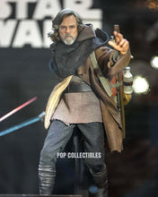 Load image into Gallery viewer, Preorder! Hot Toys MMS879AE Star Wars: The Last Jedi 1/6th scale Luke Skywalker Collectible Figure (Artisan Edition) [Hot Toys Exclusive]