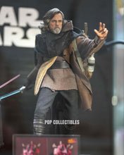 Load image into Gallery viewer, Preorder! Hot Toys MMS879AE Star Wars: The Last Jedi 1/6th scale Luke Skywalker Collectible Figure (Artisan Edition) [Hot Toys Exclusive]
