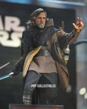 Load image into Gallery viewer, Preorder! Hot Toys MMS879AE Star Wars: The Last Jedi 1/6th scale Luke Skywalker Collectible Figure (Artisan Edition) [Hot Toys Exclusive]