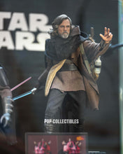 Load image into Gallery viewer, Preorder! Hot Toys MMS879AE Star Wars: The Last Jedi 1/6th scale Luke Skywalker Collectible Figure (Artisan Edition) [Hot Toys Exclusive]