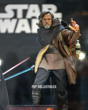 Load image into Gallery viewer, Preorder! Hot Toys MMS879AE Star Wars: The Last Jedi 1/6th scale Luke Skywalker Collectible Figure (Artisan Edition) [Hot Toys Exclusive]