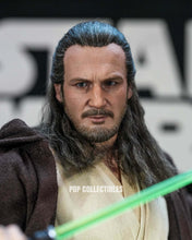 Load image into Gallery viewer, Preorder! Hot Toys MMS881AE Star Wars: The Phantom Menace 1/6th scale Qui-Gon Jinn Collectible Figure (Artisan Edition) [Hot Toys Exclusive]