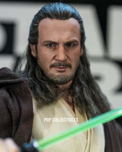 Load image into Gallery viewer, Preorder! Hot Toys MMS881AE Star Wars: The Phantom Menace 1/6th scale Qui-Gon Jinn Collectible Figure (Artisan Edition) [Hot Toys Exclusive]