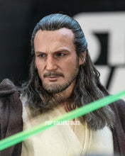 Load image into Gallery viewer, Preorder! Hot Toys MMS881AE Star Wars: The Phantom Menace 1/6th scale Qui-Gon Jinn Collectible Figure (Artisan Edition) [Hot Toys Exclusive]