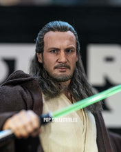 Load image into Gallery viewer, Preorder! Hot Toys MMS881AE Star Wars: The Phantom Menace 1/6th scale Qui-Gon Jinn Collectible Figure (Artisan Edition) [Hot Toys Exclusive]