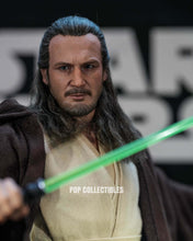 Load image into Gallery viewer, Preorder! Hot Toys MMS881AE Star Wars: The Phantom Menace 1/6th scale Qui-Gon Jinn Collectible Figure (Artisan Edition) [Hot Toys Exclusive]