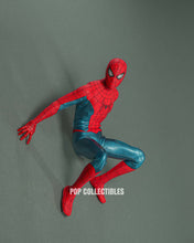 Load image into Gallery viewer, Hot Toys MMS679 Spiderman No Way Home Spiderman Red and Blue Suit Regular Edition 1/6 Scale Collectible Figure
