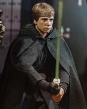 Load image into Gallery viewer, Hot Toys DX23 Star Wars The Mandalorian Luke Skywalker Deluxe Version Regular Edition 1/6th Scale Collectible Figure