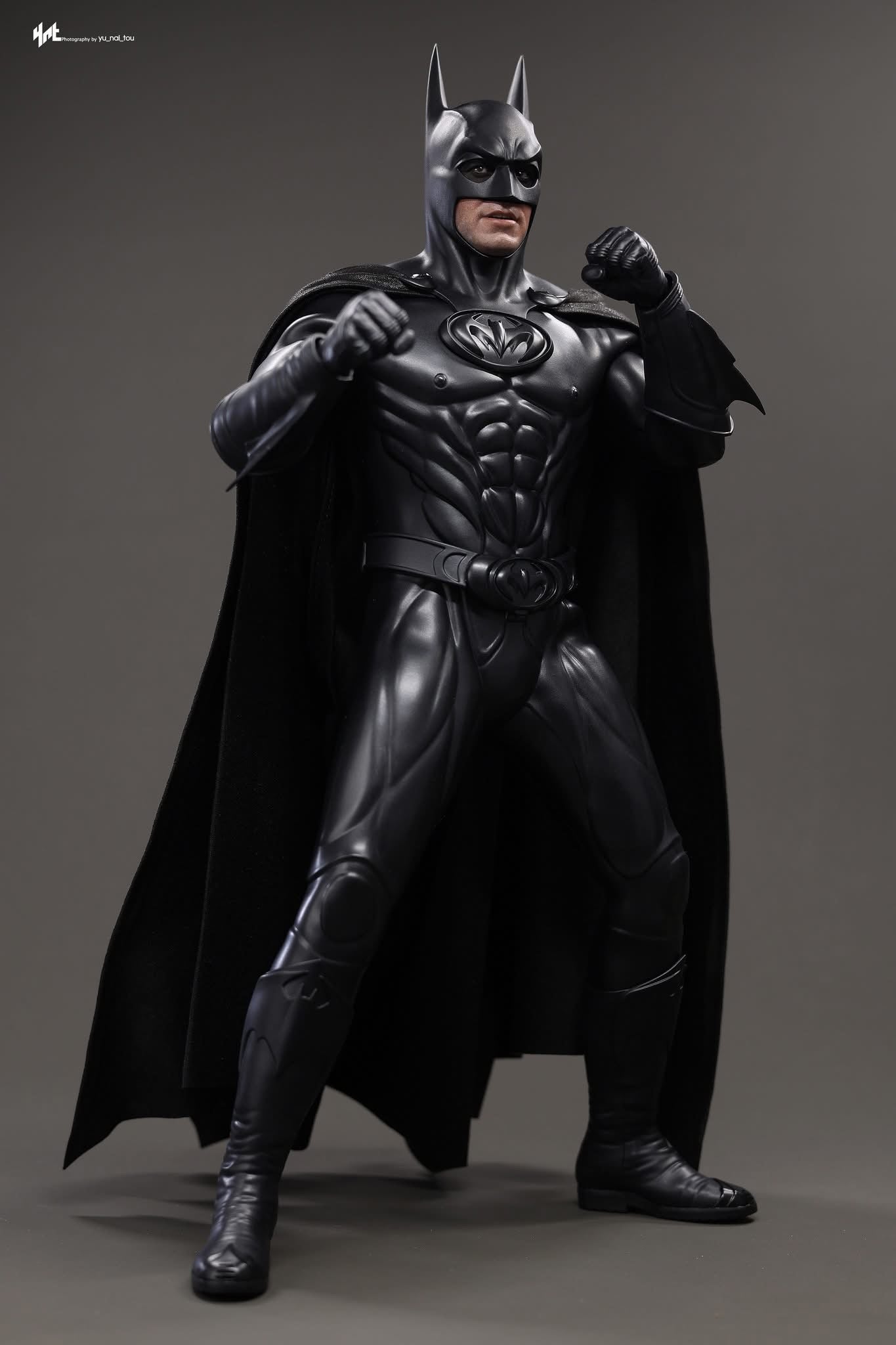 Hot Toys MMS786 Batman & Robin - Batman 1/6th Scale Collectible