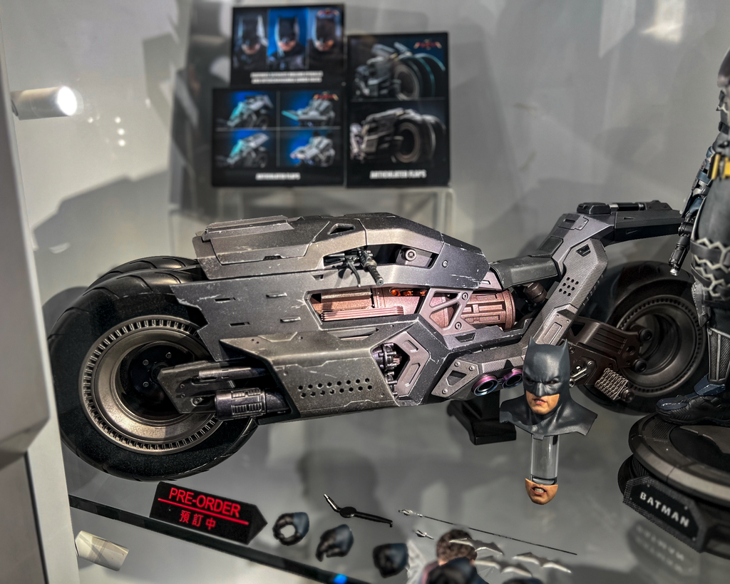 Preorder! Hot Toys MMS704 The Flash – Batcycle 1/6 Scale Collectible Figure