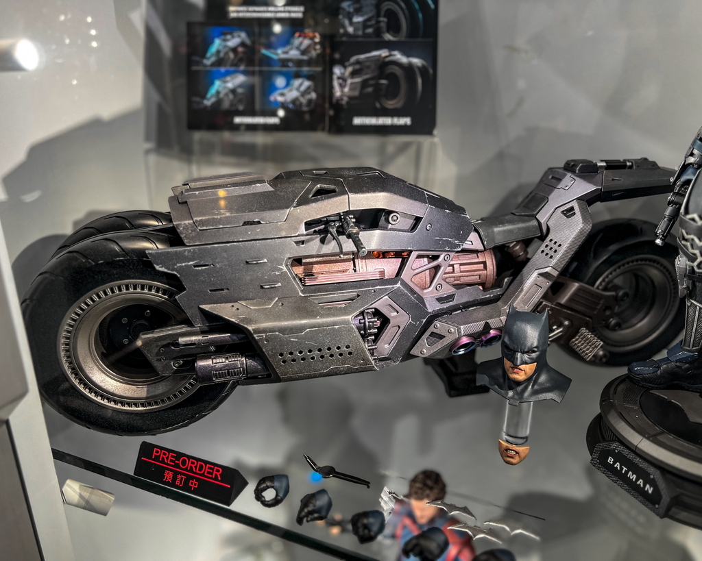 Preorder! Hot Toys MMS704 The Flash – Batcycle 1/6 Scale Collectible Figure