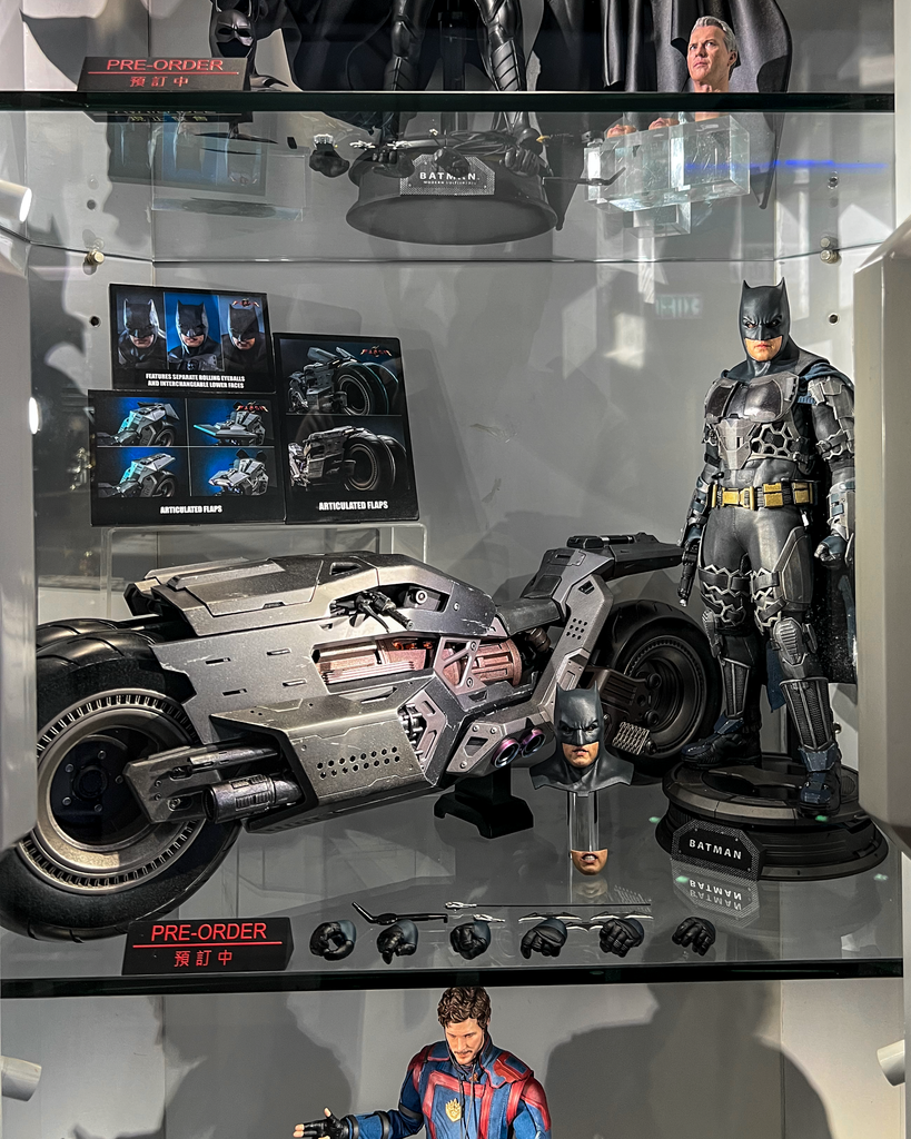 Preorder! Hot Toys MMS704 The Flash – Batcycle 1/6 Scale Collectible Figure