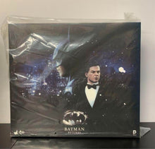 Load image into Gallery viewer, Hot Toys MMS294 Batman Returns: 1/6th scale Batman &amp; Bruce Wayne Collectible Figure Set