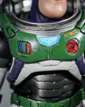 Load image into Gallery viewer, Hot Toys MMS635 The Space Ranger Alpha Buzz Lightyear Deluxe Edition 1/6 Scale Collectible Figure