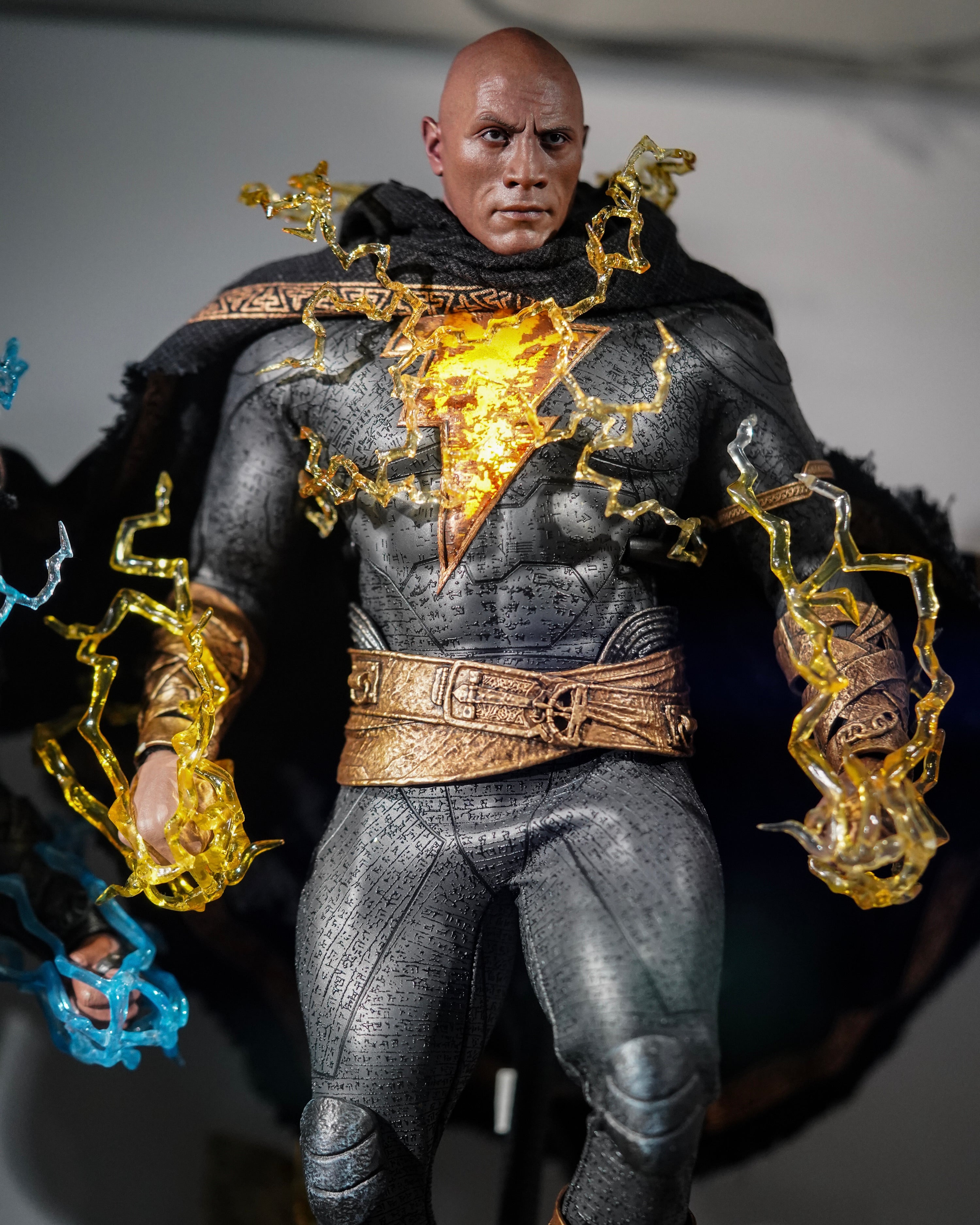 Hot Toys DX31 Black Adam Golden Armor Deluxe Version 1/6 Hot Toys DX31 Black Adam Golden Armor Deluxe Version 1/6