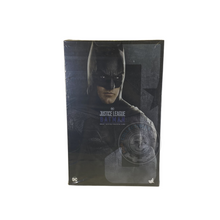 Load image into Gallery viewer, Hot toys MMS455 DC Justice League Batman Regular Edition