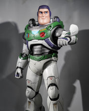 Load image into Gallery viewer, Hot Toys MMS635 The Space Ranger Alpha Buzz Lightyear Deluxe Edition 1/6 Scale Collectible Figure